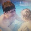 Já s neteří Šimčou při letních bazénových radovánek a konkrétněji na tomto fotu,učím neteřinku Šimču plavat.