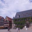 Kukuřičný t.Kornmarkt, duše města,vlevo Loken 1,už  14.st. trž.bouda,po 1550, Kunsthoken 1535.76, dn. radnice, prvá 1310, 15.st., 1544 renes.s trad. s. Rolanda dole upr.  F: Jiří M.