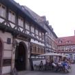 JV roh Marktu od kř.R, vl.zblízka hist. pivnice Gotisches Haus, funguje od 1360, další domy J směrem propojeny  v celek.   F: Jiří Meixner.